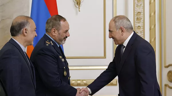 Премьер-министр Никол Пашинян принял министра обороны и обеспечения вооруженных сил Ирана, бригадного генерала Азиза Насирзаде, прибывшего в Республику Армения с официальным визитом (21 мая 2025). Еревaн - Sputnik Армения