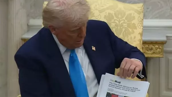 Трамп показал президенту ЮАР распечатки из газет, в которых якобы есть факты, доказывающие насилие против белых фермеров в республике.  - Sputnik Армения