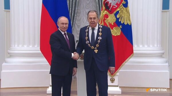 Путин наградил главу МИД РФ Лаврова высшей наградой России — орденом Святого Андрея Первозванного - Sputnik Армения