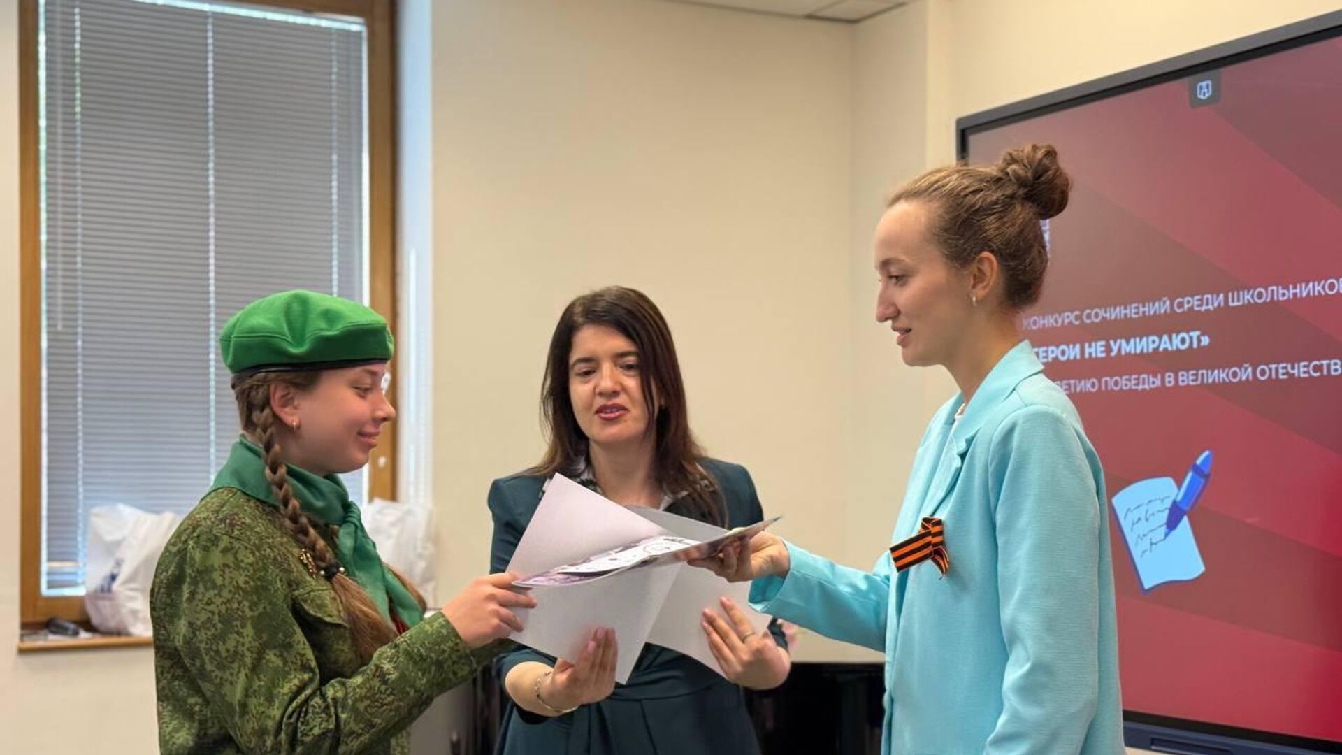«Հերոսները չեն մահանում» շարադրությունների հանրապետական մրցույթի հաղթողների պարգևատրման արարողությունը «Հերոսները չեն մահանում» շարադրությունների հանրապետական մրցույթի հաղթողների պարգևատրման արարողությունը - Sputnik Արմենիա, 1920, 22.05.2025