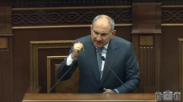 Премьер-министр Никол Пашинян отвечает на вопрос депутата во время Правительственного часа н Национальном собрании Армении (7 мая 2025). Еревaн - Sputnik Армения