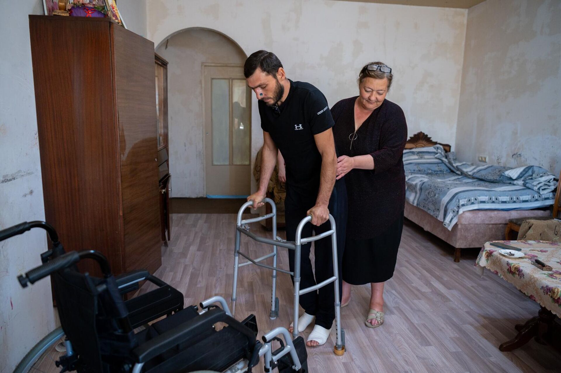 Асмик помогает Саркису ходить Асмик помогает Саркису ходить - Sputnik Արմենիա, 1920, 23.05.2025