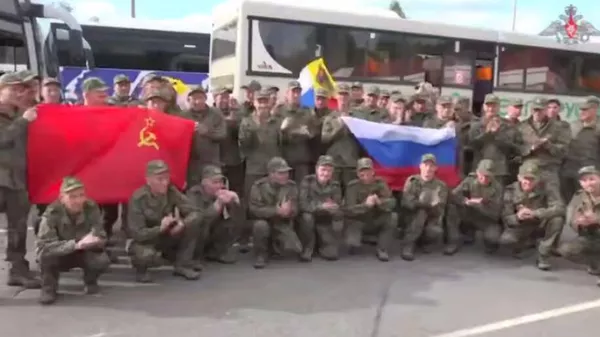 Первые кадры с возвращенными на Родину российскими бойцами и гражданскими после обмена пленными с Украиной - Sputnik Армения