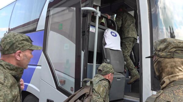 Российские военнослужащие, возвращенные из украинского плена. - Sputnik Армения