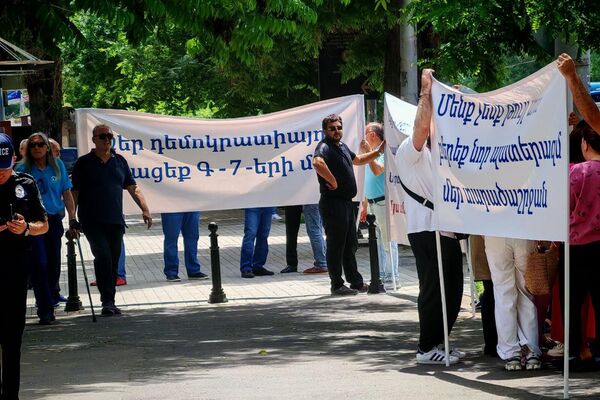 Բողոքի ակցիա Ֆրանսիայի դեսպանատան մոտ - Sputnik Արմենիա