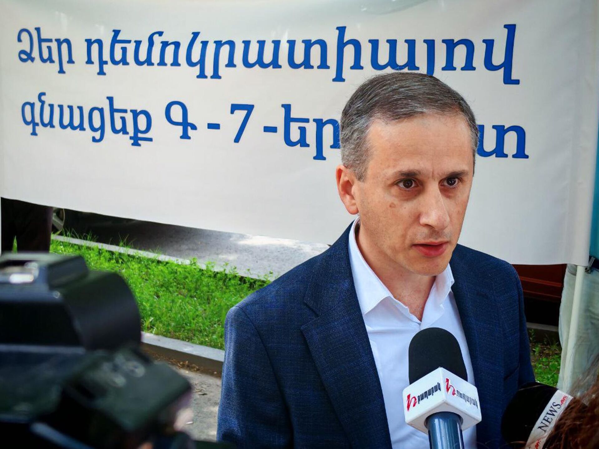 Руководитель информационно-аналитического центра Луйс Айк Айвазян на акции протеста перед зданием посольства Франции (26 мая 2025). Еревaн - Sputnik Արմենիա, 1920, 26.05.2025