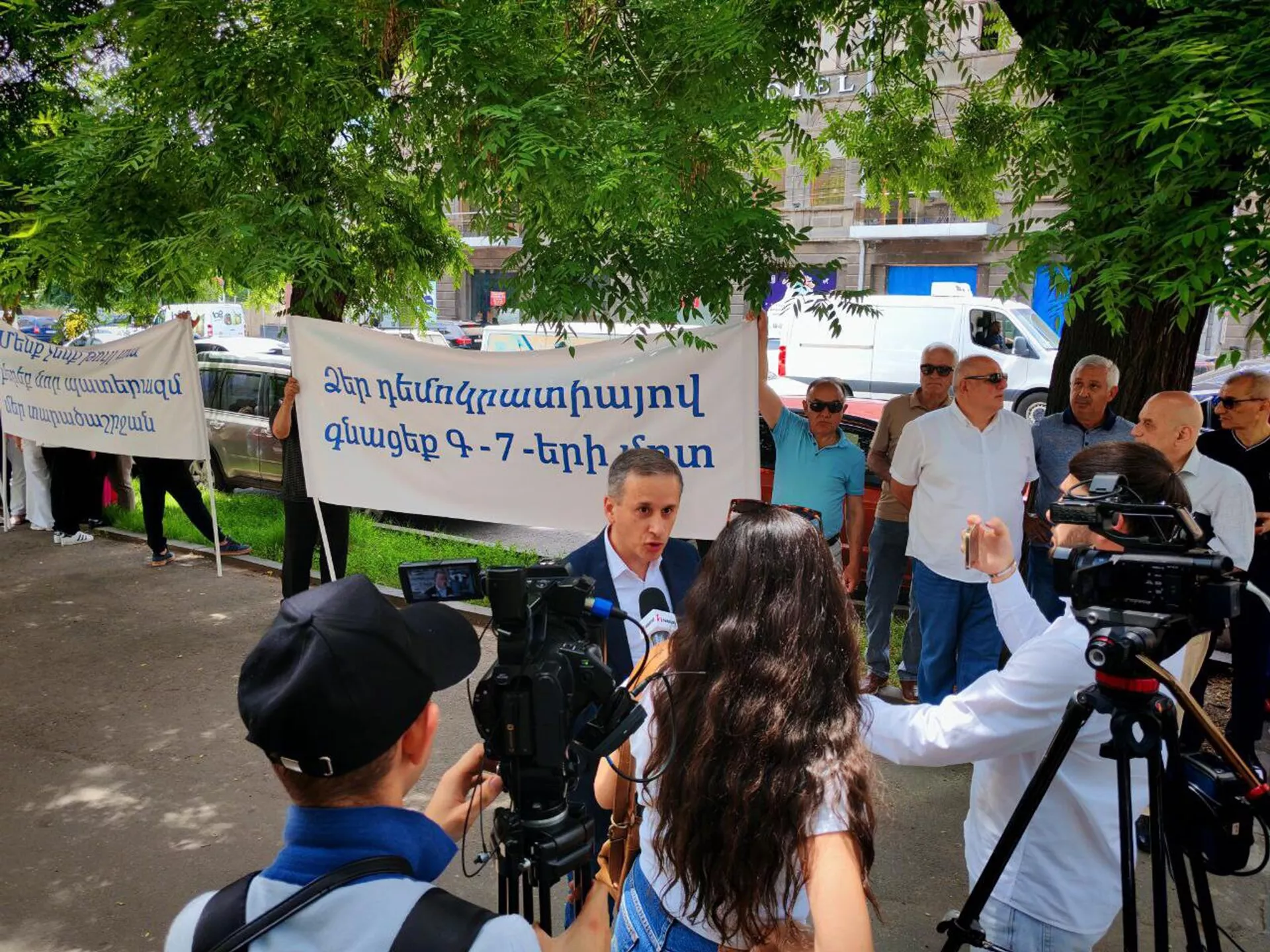 Руководитель информационно-аналитического центра Луйс Айк Айвазян на акции протеста перед зданием посольства Франции (26 мая 2025). Еревaн - Sputnik Армения, 1920, 26.05.2025
