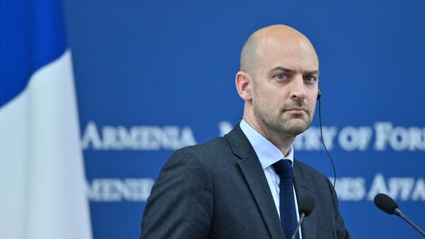 Главы МИД Армении и Франции Арарат Мирзоян и Жан-Ноэль Барро на пресс-конференции по итогам встречи (26 мая 2025). Еревaн - Sputnik Армения