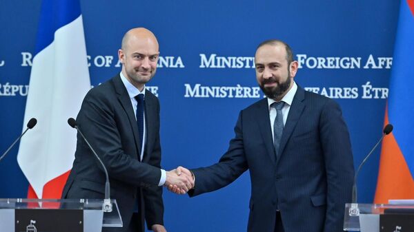 Главы МИД Армении и Франции Арарат Мирзоян и Жан-Ноэль Барро на пресс-конференции по итогам встречи (26 мая 2025). Еревaн - Sputnik Армения