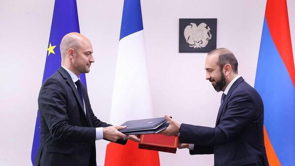 Главы МИД Армении и Франции Арарат Мирзоян и Жан-Ноэль Барро на церемонии подписания документов (26 мая 2025). Еревaн - Sputnik Армения