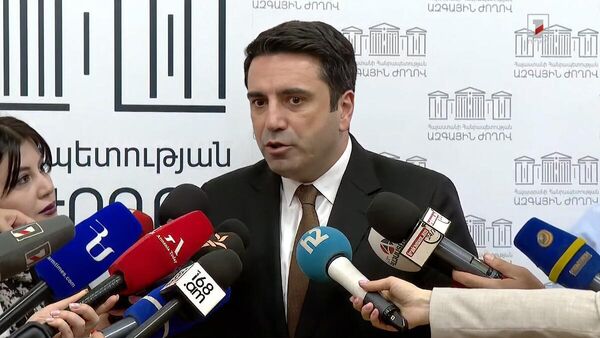 Председатель НС Армении Ален Симонян отвечает на вопросы журналистов (27 мая 2025). Еревaн - Sputnik Армения