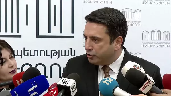 Председатель НС Армении Ален Симонян отвечает на вопросы журналистов (27 мая 2025). Еревaн - Sputnik Армения