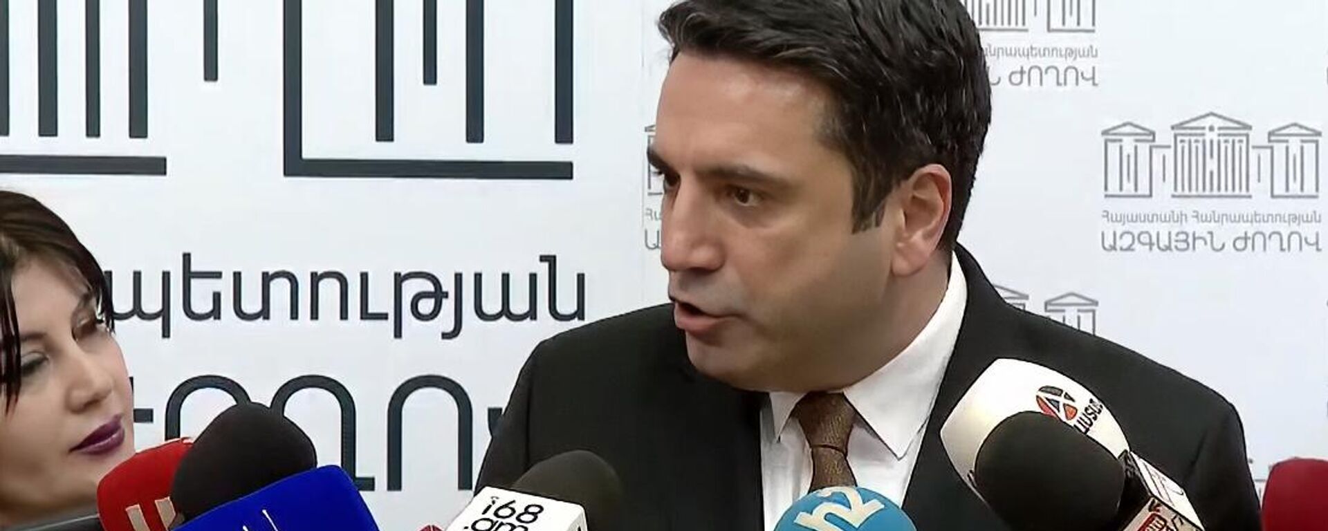 Председатель НС Армении Ален Симонян отвечает на вопросы журналистов (27 мая 2025). Еревaн - Sputnik Армения, 1920, 27.05.2025