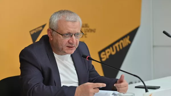 Политолог, лидер партии Демократическая альтернатива Сурен Суренянц на пресс-конференции Нужен ли Армении большой политический ребрендинг? (27 мая 2025). Еревaн - Sputnik Армения
