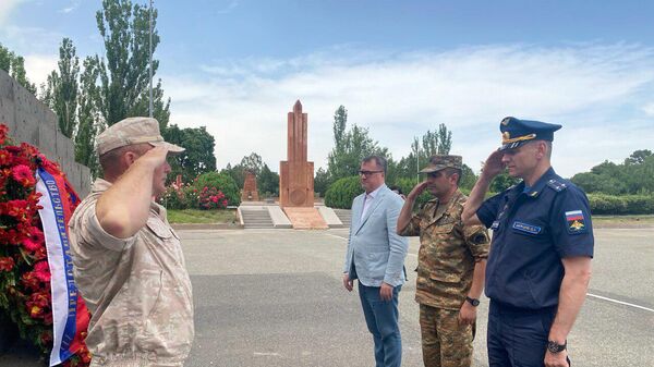 Возложение цветов от командования 102 базы МО РФ и Россотрудничество к мемориальному комплексу Сардарапат (27 мая 2025). Армавир - Sputnik Армения
