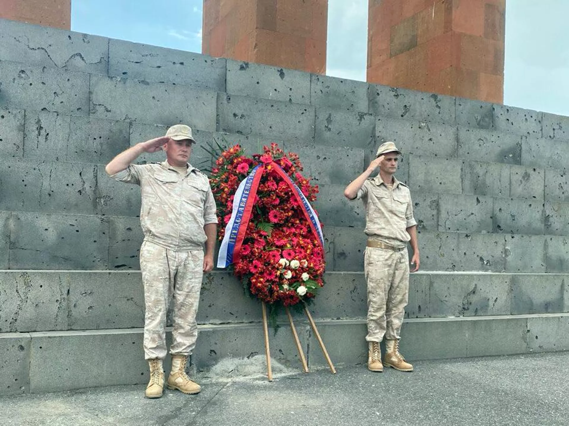 Возложение цветов от командования 102 базы МО РФ и Россотрудничество к мемориальному комплексу Сардарапат (27 мая 2025). Армавир - Sputnik Արմենիա, 1920, 27.05.2025