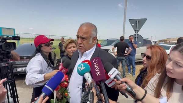 Раффи Ованнисян общается с прессой (28 мая 2025). Еревaн - Sputnik Армения