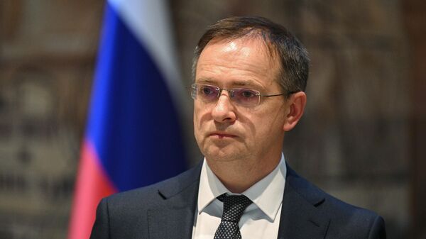 Помощник президента РФ Владимир Мединский во время заявления российской делегации по итогам переговоров России и Украины (16 мая 2025). Стамбул - Sputnik Армения