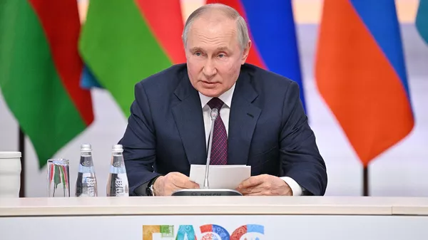 Президент РФ Владимир Путин на встрече с главами, участвующими в заседаниях Евразийского межправительственного совета и совета глав правительств СНГ (9 июня 2023). Сириус - Sputnik Армения