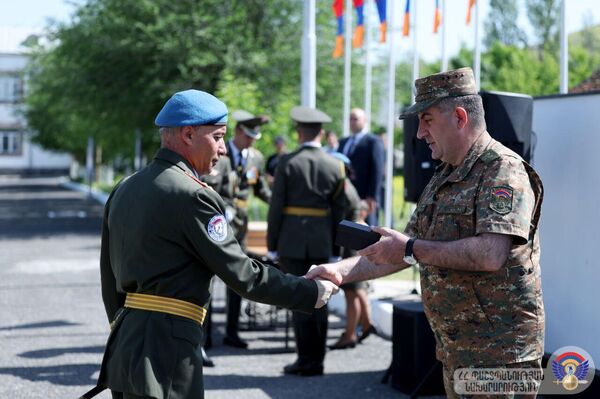 Министр обороны Сурен Папикян в сопровождении ряда высокопоставленных военных посетил бригаду миротворческих сил, принял участие в торжественной церемонии, посвященной Международному дню Миротворца (29 мая 2025). Еревaн Министр обороны Сурен Папикян в сопровождении ряда высокопоставленных военных посетил бригаду миротворческих сил, принял участие в торжественной церемонии, посвященной Международному дню Миротворца (29 мая 2025). Еревaн - Sputnik Армения