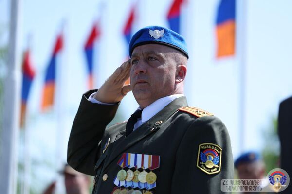 Министр обороны Сурен Папикян в сопровождении ряда высокопоставленных военных посетил бригаду миротворческих сил, принял участие в торжественной церемонии, посвященной Международному дню Миротворца (29 мая 2025). Еревaн Министр обороны Сурен Папикян в сопровождении ряда высокопоставленных военных посетил бригаду миротворческих сил, принял участие в торжественной церемонии, посвященной Международному дню Миротворца (29 мая 2025). Еревaн - Sputnik Армения