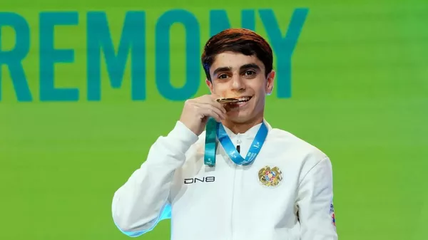 Гимнаст Гамлет Манукян на пьедестале почета Чемпионата Европы по спортивной гимнастике (30 мая 2025). Лейпциг - Sputnik Армения