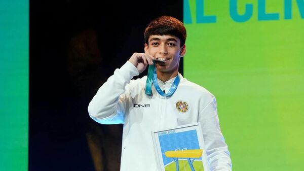 Гимнаст Мамикон Хачатрян на пьедестале почета Чемпионата Европы по спортивной гимнастике (30 мая 2025). Лейпциг - Sputnik Армения