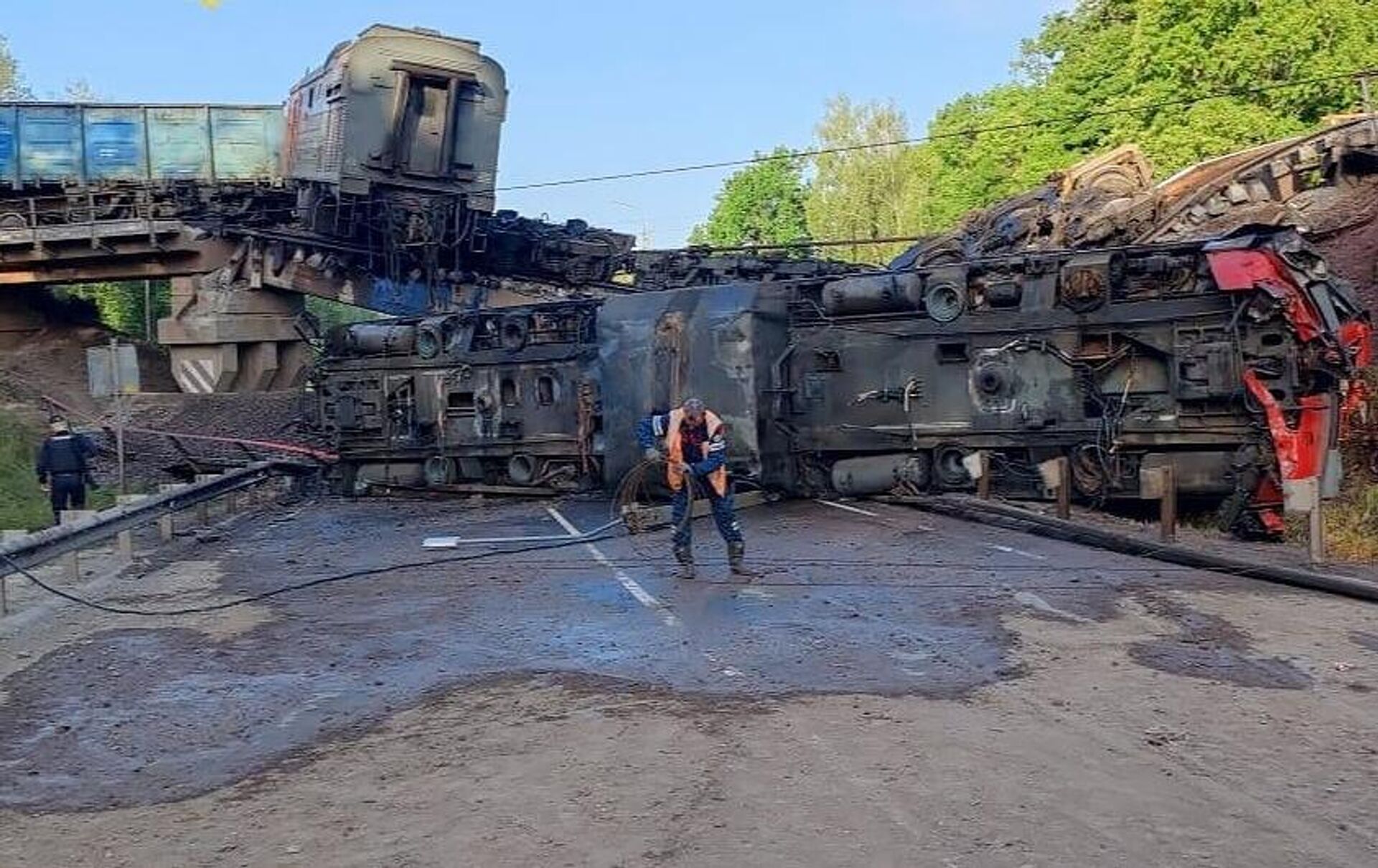 Мост обрушился ночью на 48-м км трассы Тросна-Калиновка во время движения грузового локомотива (1 июня 2025). Курская область - Sputnik Արմենիա, 1920, 01.06.2025
