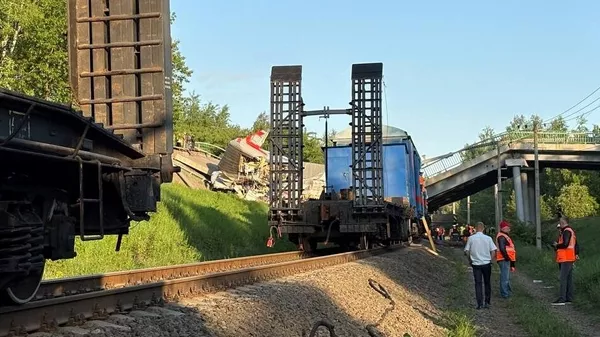 Один из вагонов поезда Климов - Москва, раздавленный обрушившимся мостом (1 июня 2025). Брянская область - Sputnik Армения