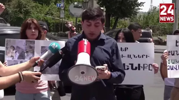 Акция протеста молодежного крыла АРФД и переселенцев из НК у правительственных дач (1 июня 2025). Еревaн - Sputnik Армения