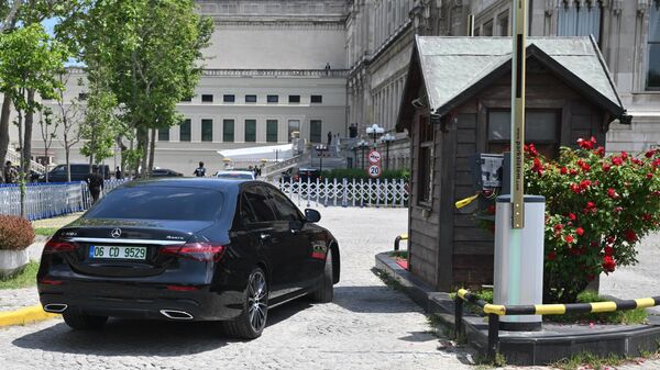 Автомобиль российской делегации заезжает на территорию дворца Чираган, где ожидается второй раунд переговоров России и Украины (2 июня 2025). Стамбул - Sputnik Армения