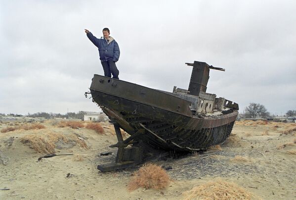 Гибель Аральского моря, 1960-2007 годыСоленое озеро было четвертым по площади среди озер мира. Но высохло за 40 лет на три четверти в результате сельскохозяйственной деятельности. Гибель Аральского моря, 1960-2007 годыСоленое озеро было четвертым по площади среди озер мира. Но высохло за 40 лет на три четверти в результате сельскохозяйственной деятельности. - Sputnik Армения