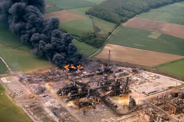 Авария на химзаводе во Фликсборо, 1 июня 1974 годаНа заводе Nipro в Великобритании произошли взрыв и пожар, которые унесли 64 жизни, 75 человек получили травмы разной тяжести. Авария на химзаводе во Фликсборо, 1 июня 1974 годаНа заводе Nipro в Великобритании произошли взрыв и пожар, которые унесли 64 жизни, 75 человек получили травмы разной тяжести. - Sputnik Армения