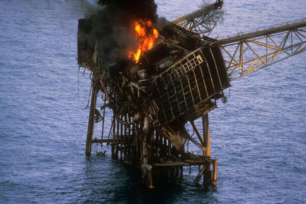Пожар на нефтяной платформе Piper Alpha, 6 июля 1988 года167 человек погибли из-за пожара на американской нефтяной платформе у берегов Великобритании. По числу жертв это крупнейшая авария в отрасли. Пожар на нефтяной платформе Piper Alpha, 6 июля 1988 года167 человек погибли из-за пожара на американской нефтяной платформе у берегов Великобритании. По числу жертв это крупнейшая авария в отрасли. - Sputnik Армения