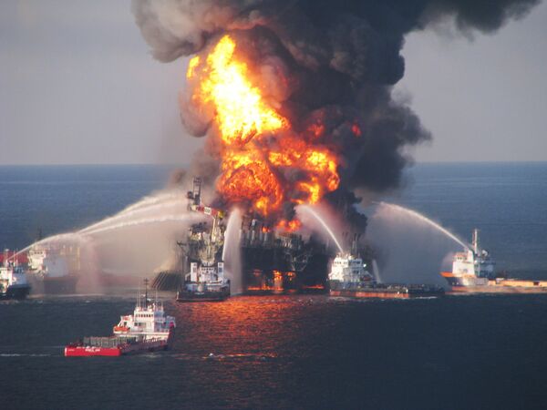 Взрыв нефтяной платформы Deepwater Horizon в Мексиканском заливе, 20 апреля 2010 годаОколо 5% площади Мексиканского залива (75 тыс. кв. км) покрылось нефтью в результате аварии, погибли 13 человек. За это время в море вылилось 5 млн баррелей нефти. 1770 км побережья были загрязнены. Взрыв нефтяной платформы Deepwater Horizon в Мексиканском заливе, 20 апреля 2010 годаОколо 5% площади Мексиканского залива (75 тыс. кв. км) покрылось нефтью в результате аварии, погибли 13 человек. За это время в море вылилось 5 млн баррелей нефти. 1770 км побережья были загрязнены. - Sputnik Армения