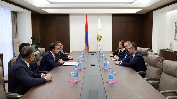 Բորիս Պիատրովսկու գլխավորած պատվիրակությունը Երևանի քաղաքապետարանում - Sputnik Արմենիա