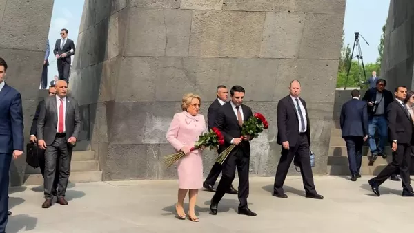 Российская делегация во главе с Валентиной Матвиенко посетила мемориальный комплекс “Цицернакаберд” в Ереване - Sputnik Армения