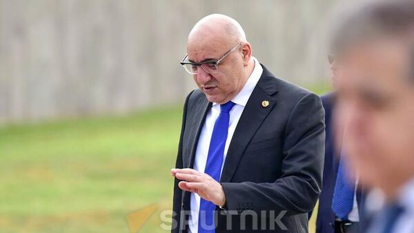 Церемония возложения венков и цветов к Вечному огню в мемориальном комплексе Цицернакаберд (6 июня 2025). Еревaн - Sputnik Армения
