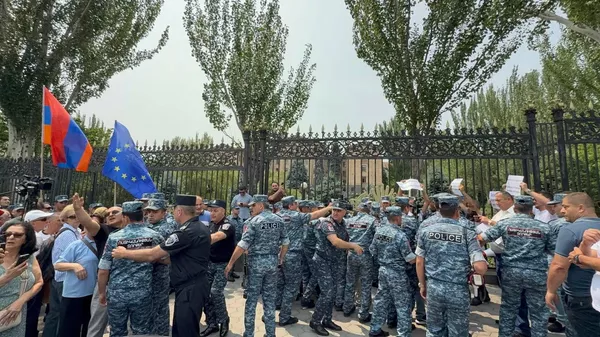 Полиция во время акций протеста у здания Национального собрания (6 июня 2025). Еревaн - Sputnik Армения
