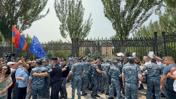Полиция во время акций протеста у здания Национального собрания (6 июня 2025). Еревaн - Sputnik Армения