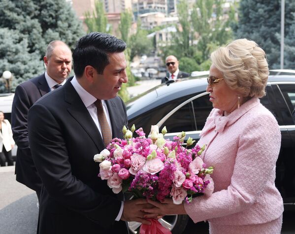 ՀՀ ԱԺ նախագահ Ալեն Սիմոնյանը ծաղիկներ է նվիրում - Sputnik Արմենիա