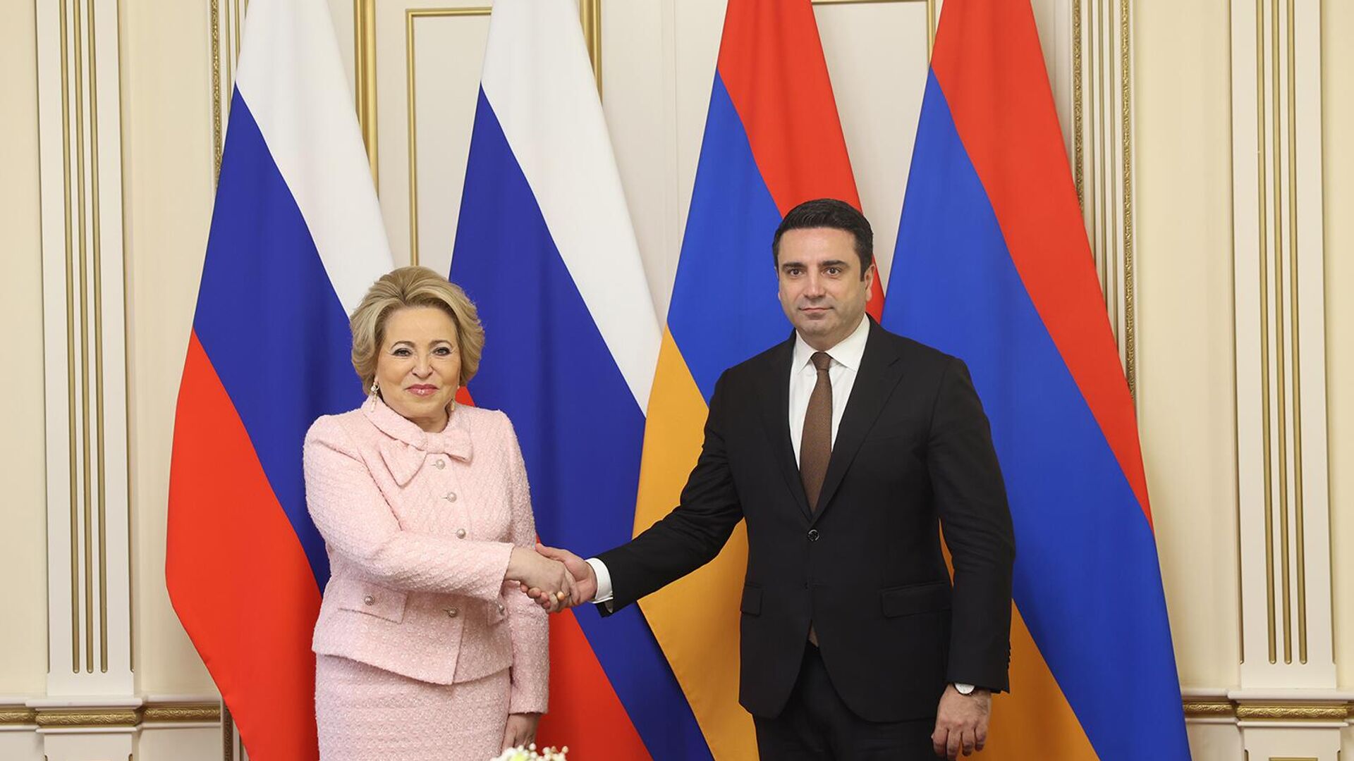 Վալենտինա Մատվիենկոն և Ալեն Սիմոնյանը - Sputnik Արմենիա, 1920, 06.06.2025