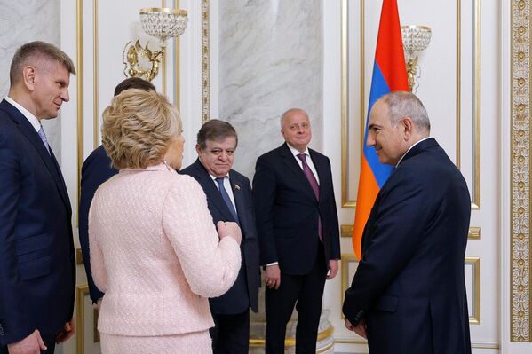 Ռուս սենատորների պատվիրակությունը կառավարական տանը հանդիպման ժամանակ - Sputnik Արմենիա