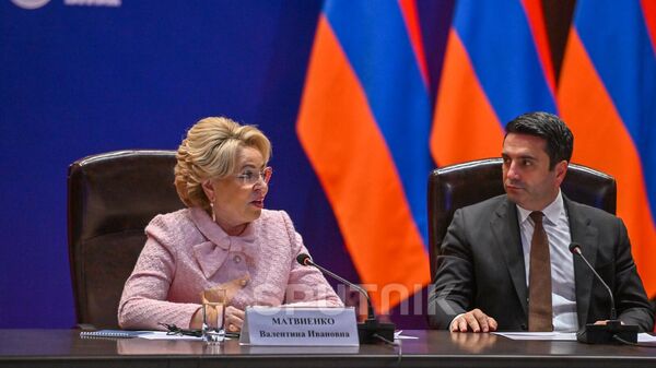 Председатели Национального собрания РА Ален Симонян и Совета Федерации РФ Валентина Матвиенко на десятом Российско-армянском межрегиональном форуме (6 июня 2025). Еревaн - Sputnik Армения