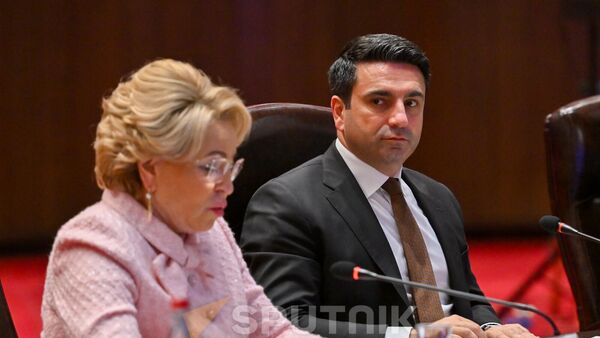 Վալենտինա Մատվիենկոն և Ալեն Սիմոնյանը - Sputnik Արմենիա