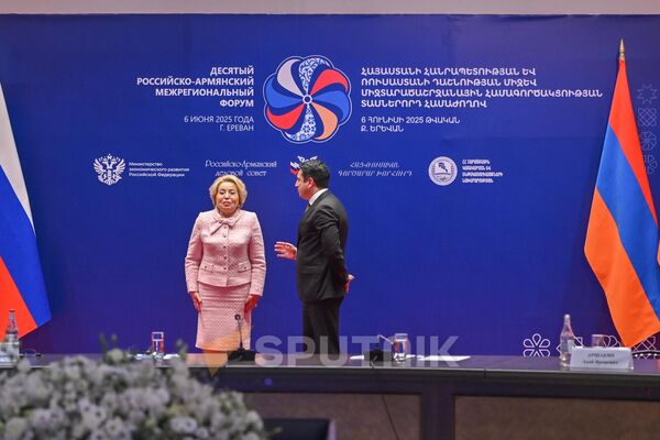 Ալեն Սիմոնյանը և Վալենտինա Մատվիենկոն հայ-ռուսական միջտարածաշրջանային տասներորդ համաժողովի շրջանակում - Sputnik Արմենիա