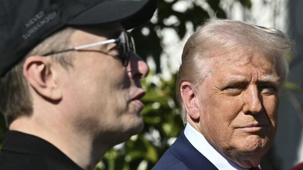 Президент Дональд Трамп и генеральный директор Tesla Илон Маск беседуют с журналистами возле автомобилей Tesla на Южной лужайке Белого дома (11 марта 2025). Вашингтон - Sputnik Армения