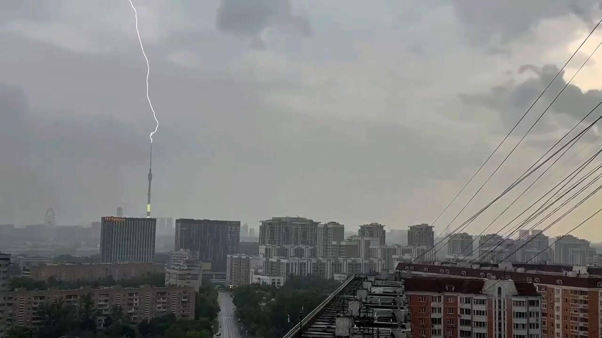 Штормовое предупреждение: ливни и град накроют Москву