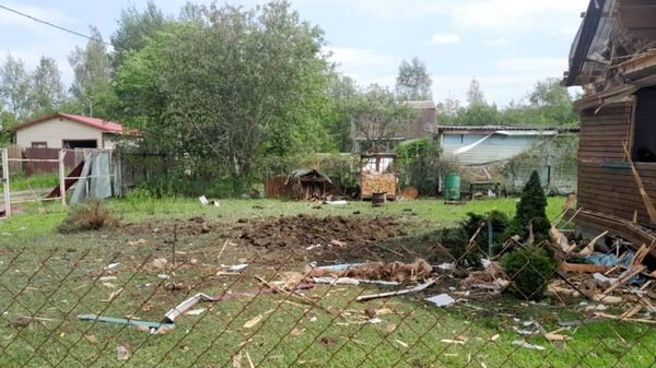 Последствия сбитого беспилотника ВСУ в районе деревни Соколово-Хомьяново - Sputnik Армения