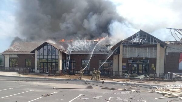 Сотрудники пожарной службы тушат пожар, возникший после нанесения ракетного удара ВСУ по культурно-досуговому центру им. Гранина в Рыльском районе (9 июня 2025). Курская область - Sputnik Армения